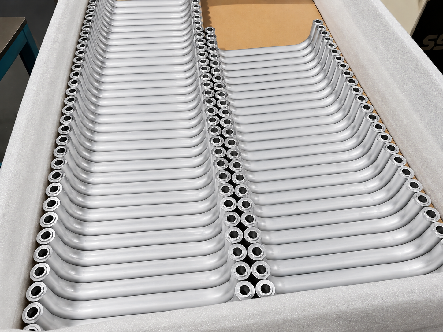 In Reihen angeordnete gebogene Aluminium-Bügel für Schienenfahrzeuge