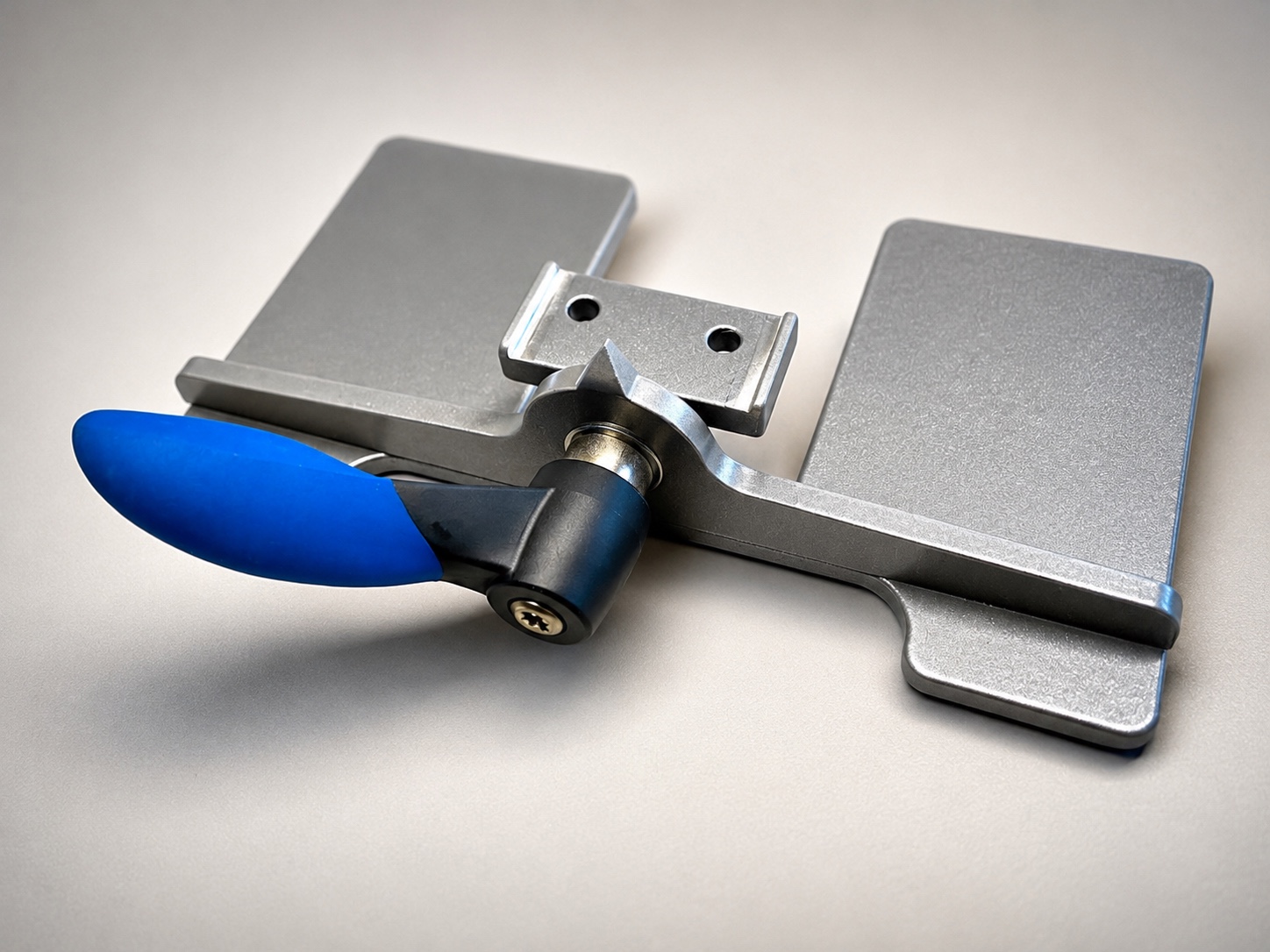 Metallbaugruppe mit bearbeiteten Metallplatten und blauem Spannhebel