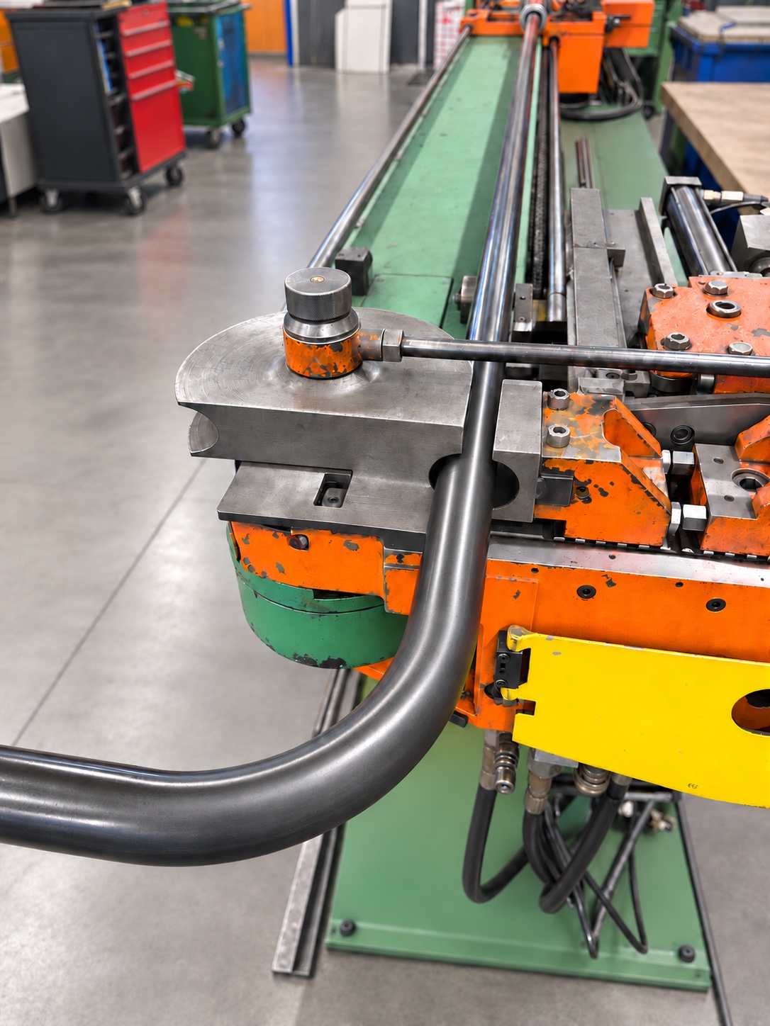 Rohrbiegemaschine beim Biegen eines Metallrohrs