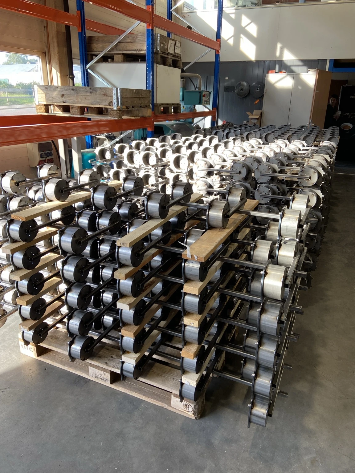 Seriengefertigte Metallbaugruppen auf Paletten in der Werkstatt
