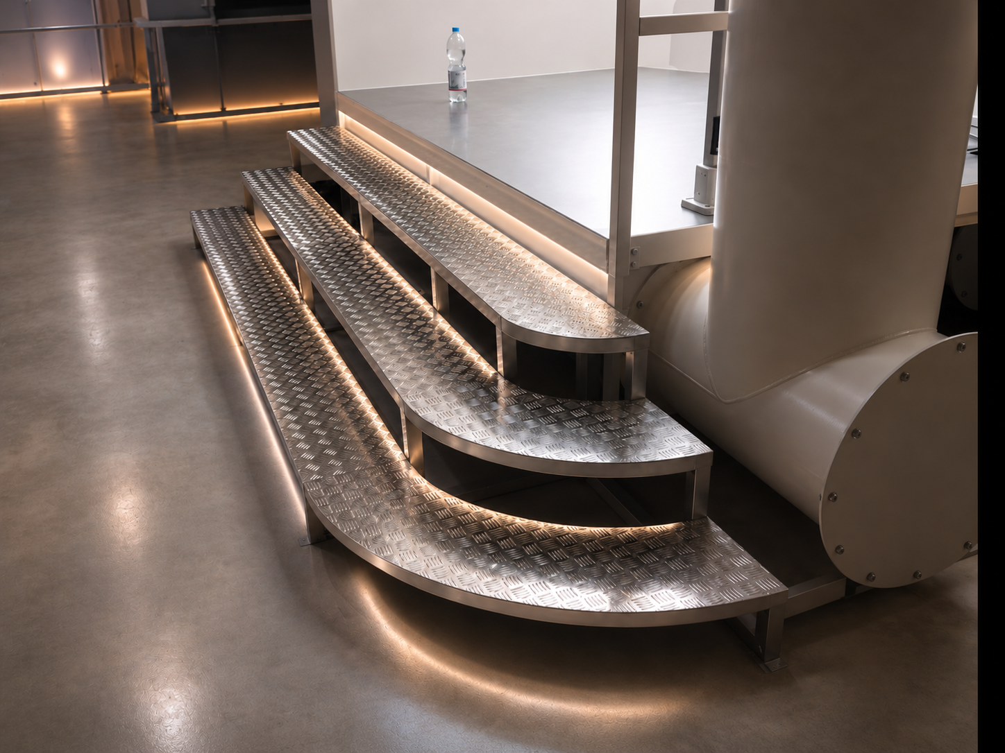 Metalltreppe aus Riffelblech mit integrierter Beleuchtung