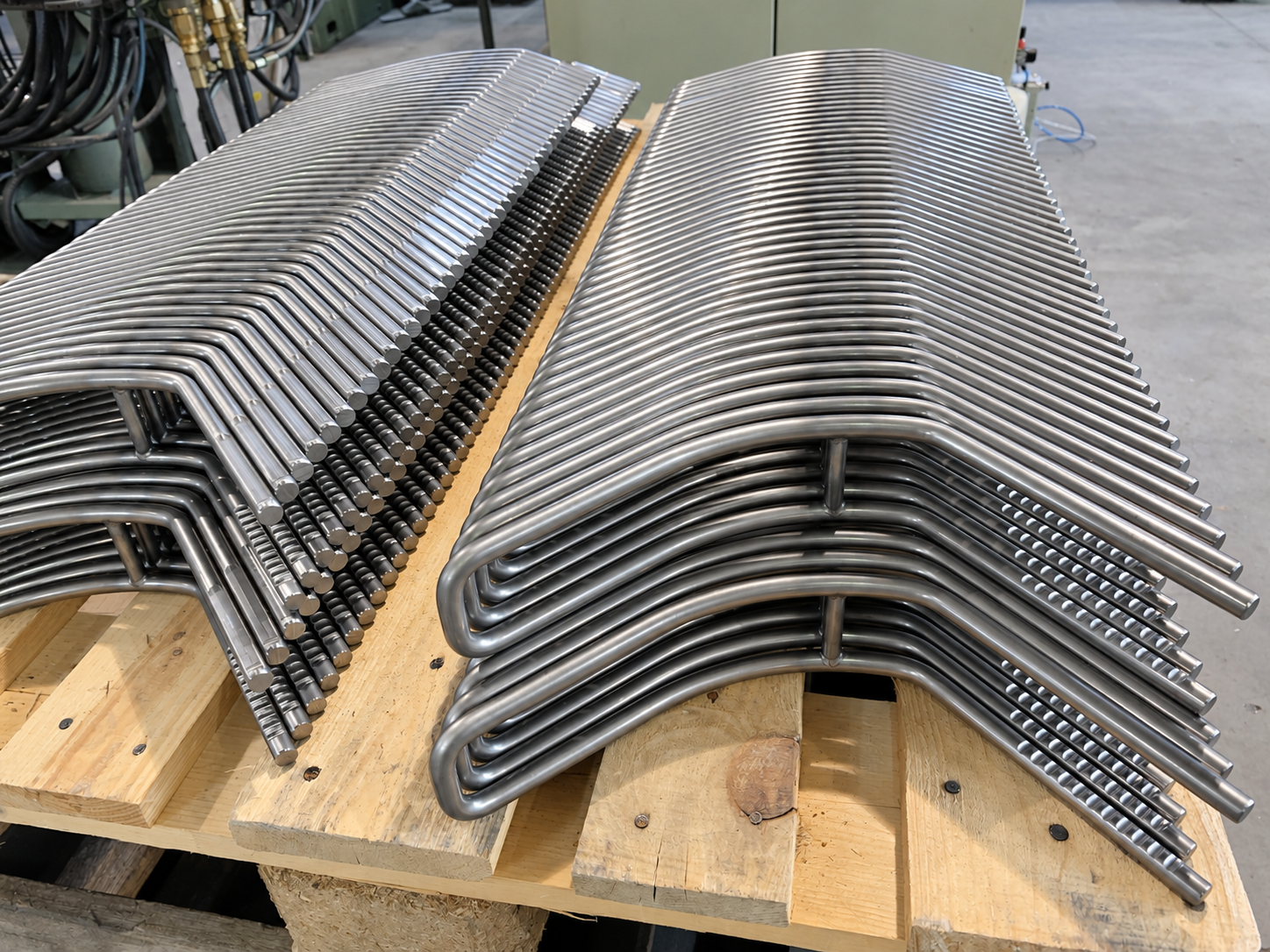 Gestapelte Metallbügel mit bearbeiteten Enden auf einer Palette
